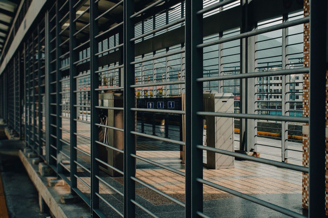 Public Station Horizontal Bar Aluminum Fence Railing For Transit Site Safety Enclosure