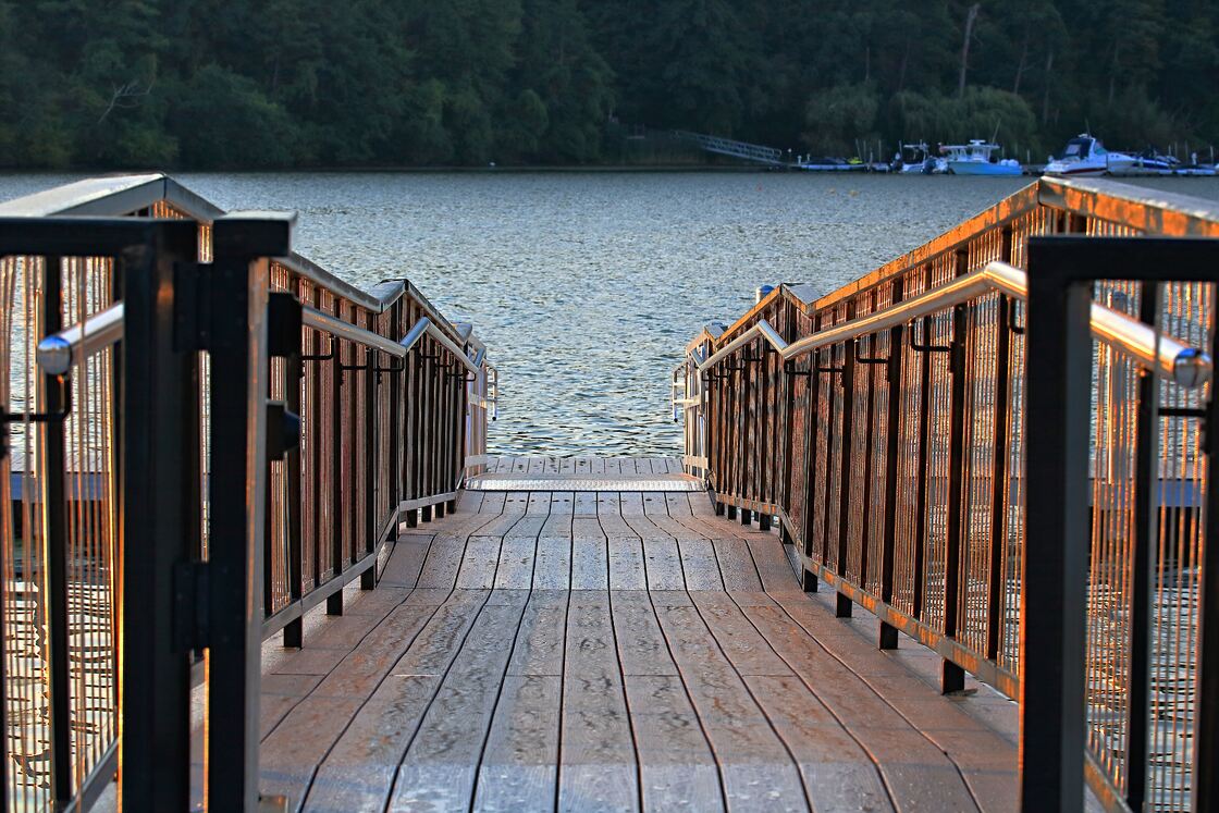 OEM ODM Wood Grain Aluminum Decking For Marina Ramp Water Access Walkway Platform